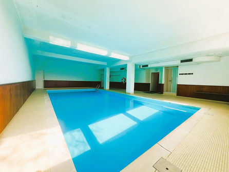 Innenpool in einem Wellnessbereich