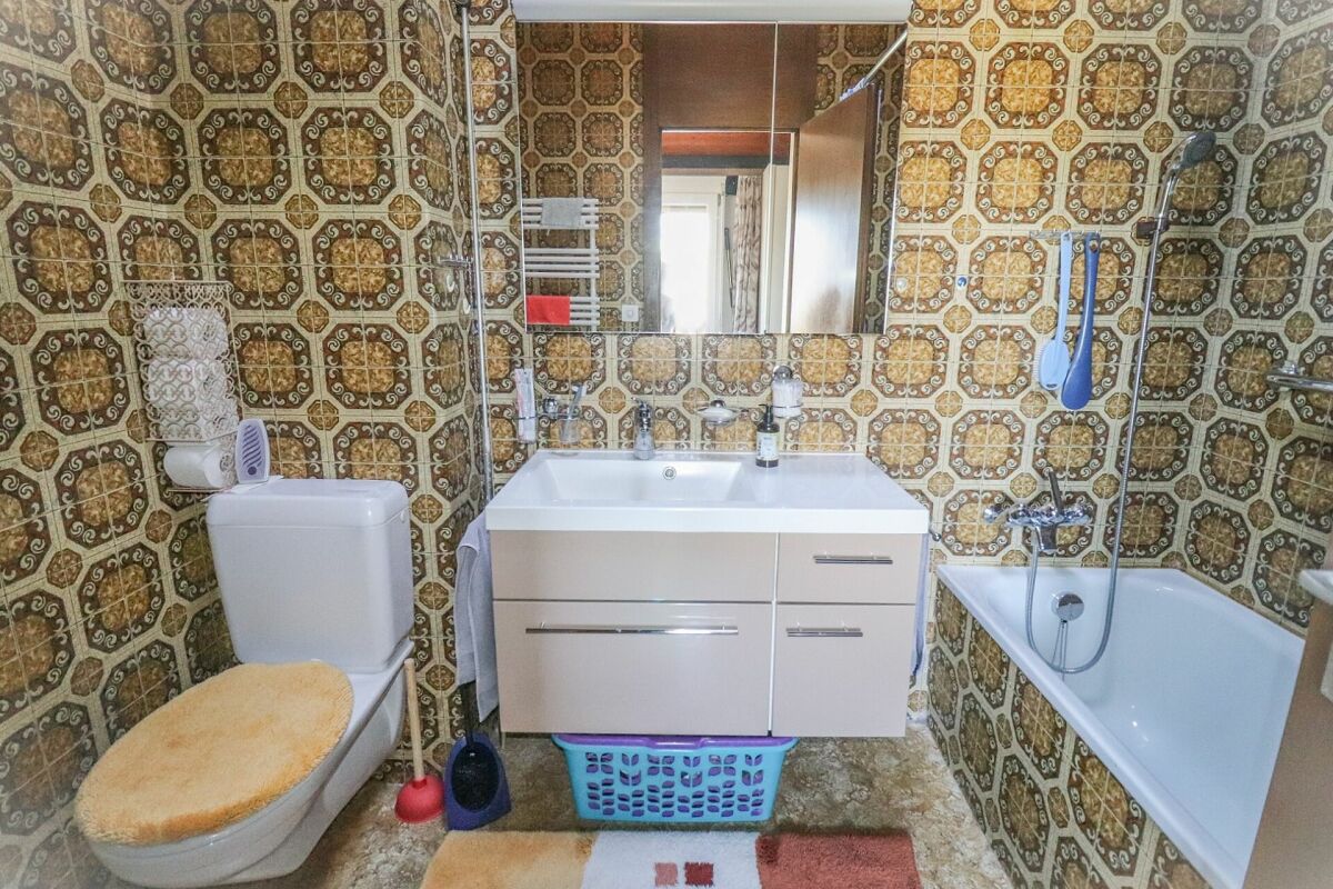 Badezimmer mit retro Mustertapete