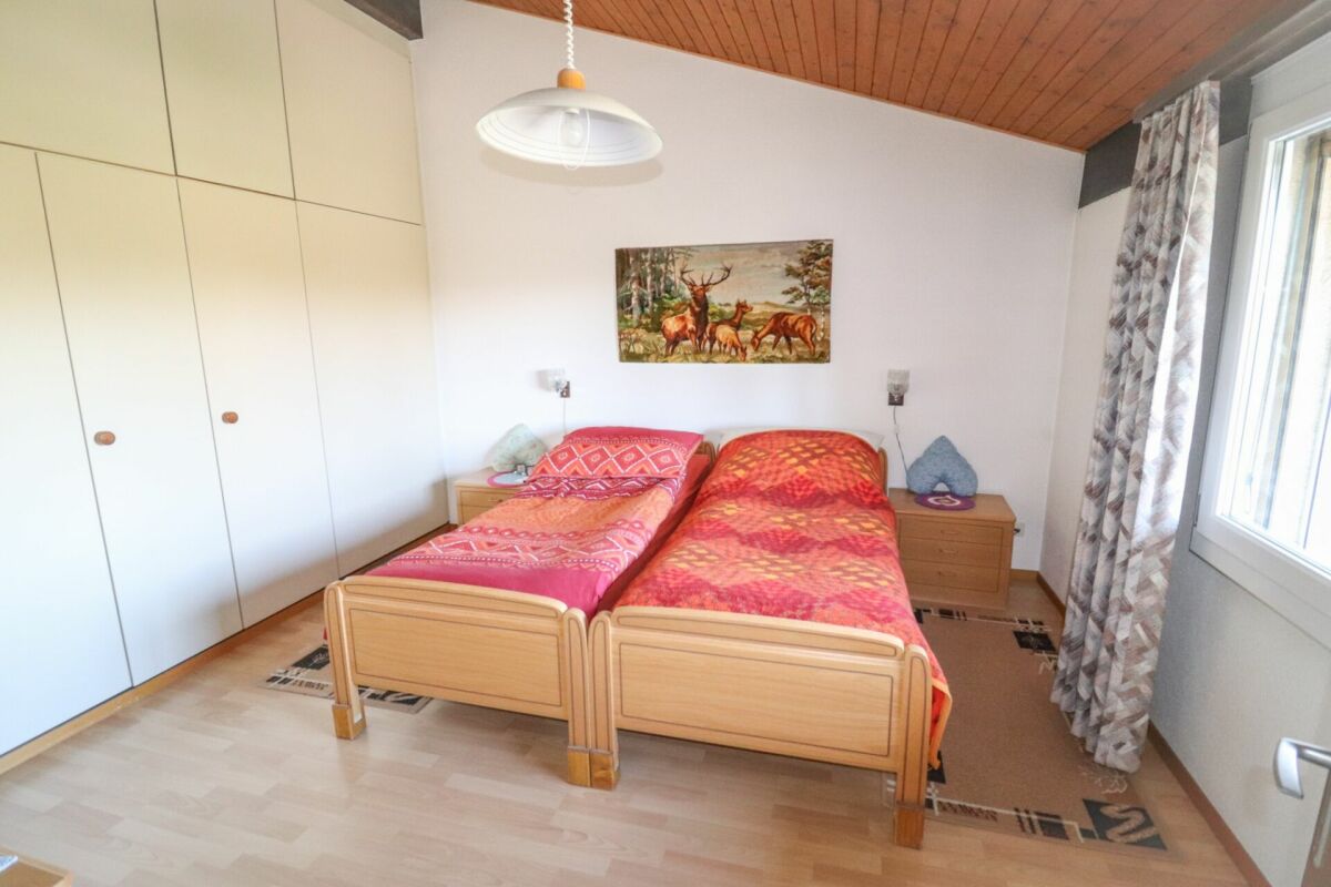 Schlafzimmer mit zwei Einzelbetten