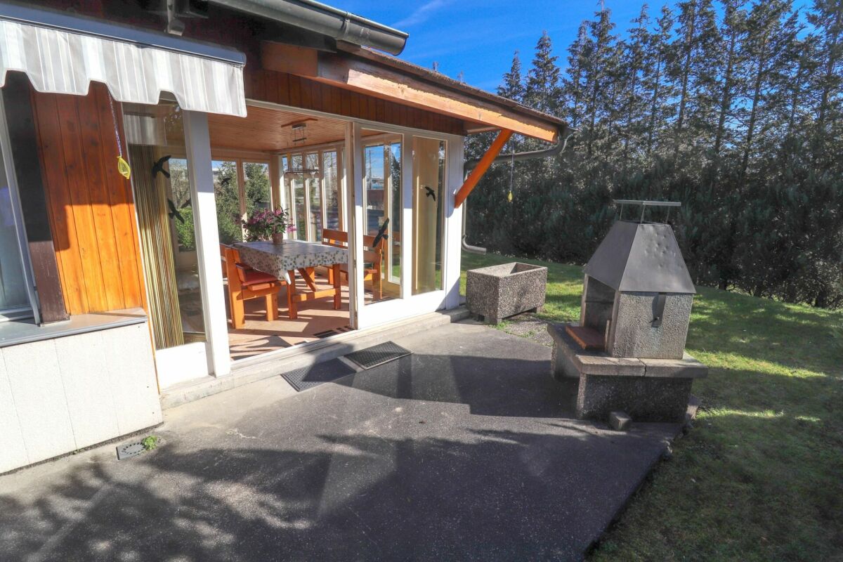 Terrasse mit Wintergarten-Anbau und Grillplatz