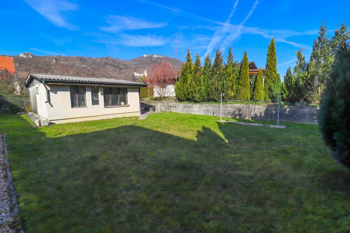 Garten mit kleinem Nebengebäude