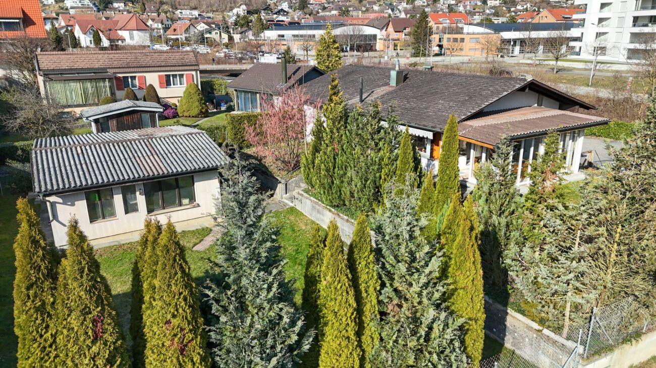 Luftaufnahme eines Wohnhaus-Ensembles mit Gärten