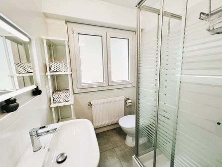 Modernes kleines Badezimmer mit Dusche