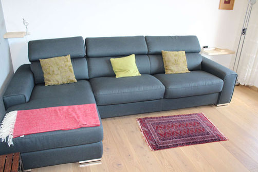Modernes Wohnzimmer mit Ecksofa