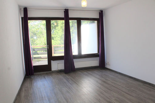 Heller leerer Wohnraum mit Balkonblick