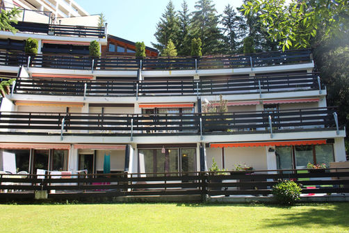 Mehrgeschossiges Wohngebäude mit Terrassen