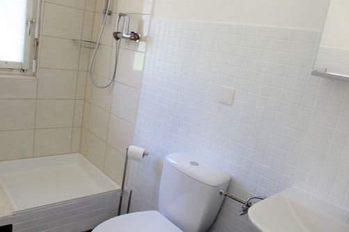 Helles Badezimmer mit Dusche und WC
