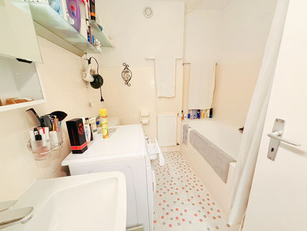 Helles kleines Badezimmer