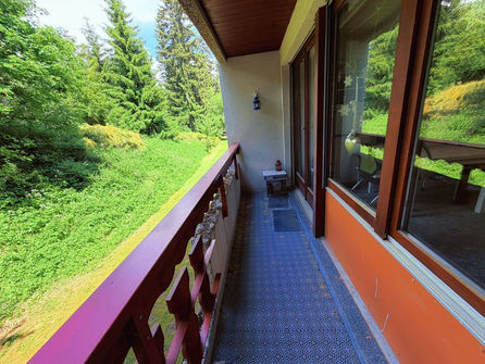 Überdachter Balkon mit Blick ins Grüne