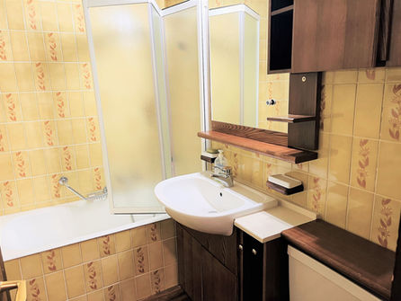 Badezimmer mit Wanne und Waschbecken