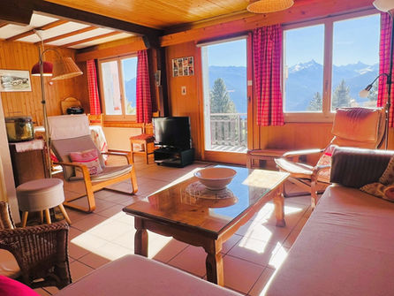 Gemütliches Wohnzimmer mit Bergblick