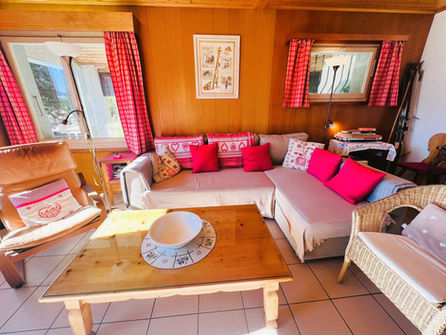 Helles Wohnzimmer mit Holzverkleidung und Sofaecke
