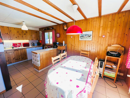 Küche mit Essbereich in Holzverkleidung