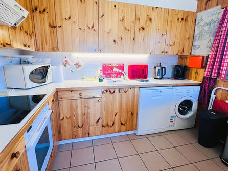 Kompakte Küche mit Holzfronten