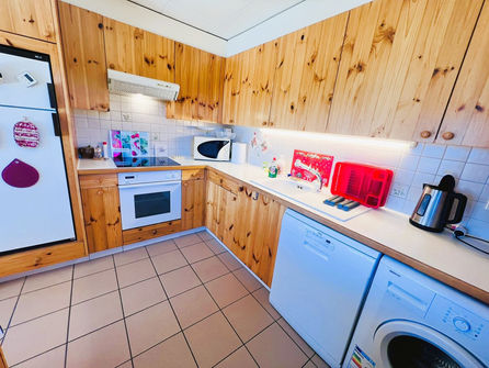 Helle Einbauküche mit Holzfronten