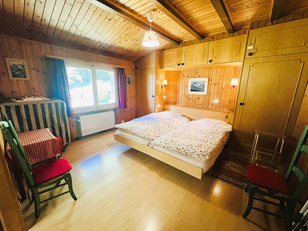Rustikales Schlafzimmer mit Holzverkleidung
