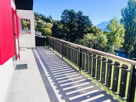 Sonnige Terrasse mit Blick ins Grüne