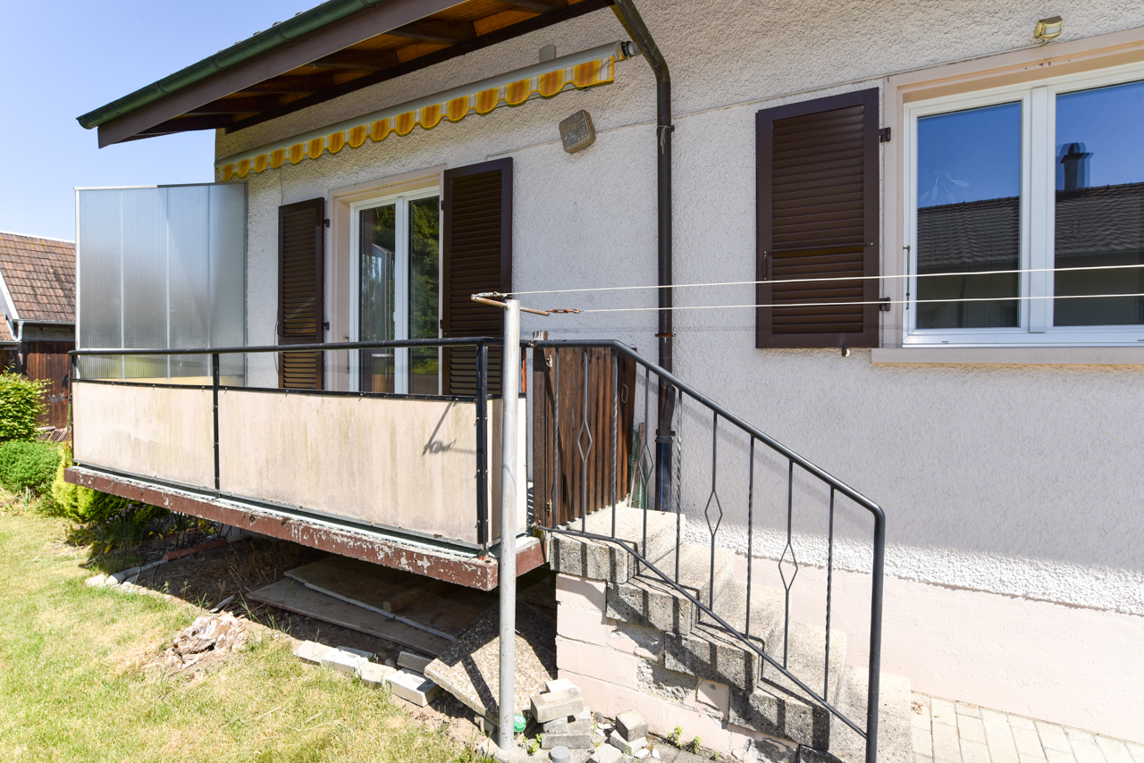 Außenansicht einer kleinen Terrasse mit Treppe
