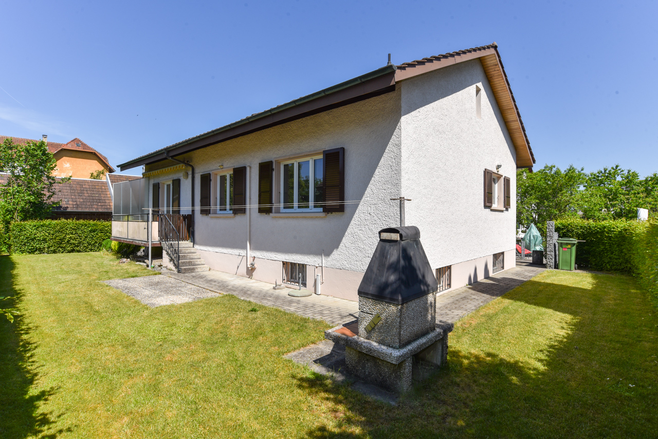 Einfamilienhaus mit Garten und Gartenkamin
