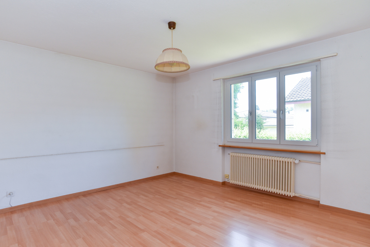 Heller leerer Raum mit Fenster und Heizkörper