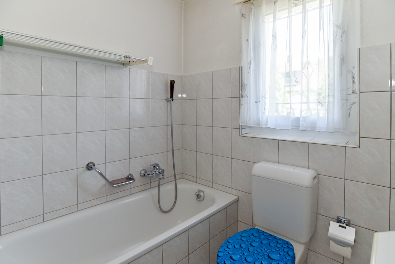 Badezimmer mit Badewanne und WC