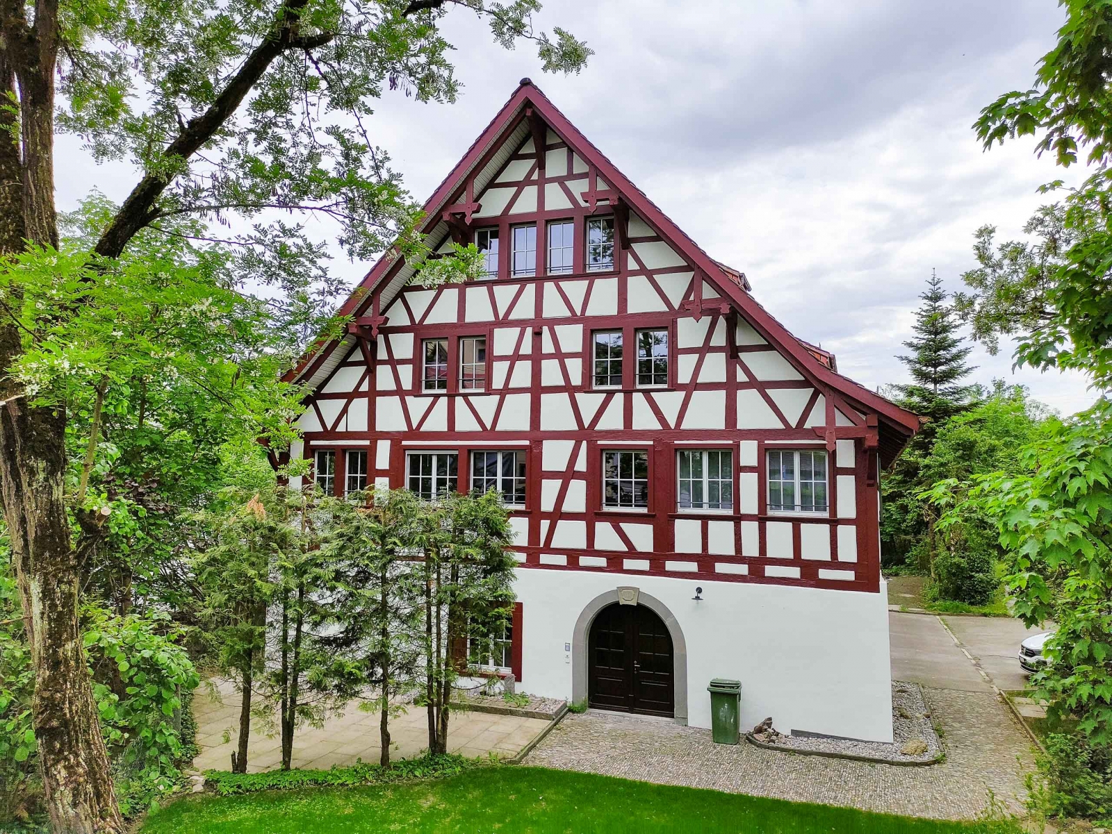 Historisches Fachwerkhaus im Grünen