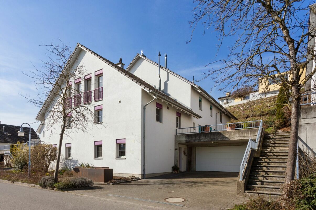 Außenansicht eines Wohnhauses mit Garage und Außentreppe