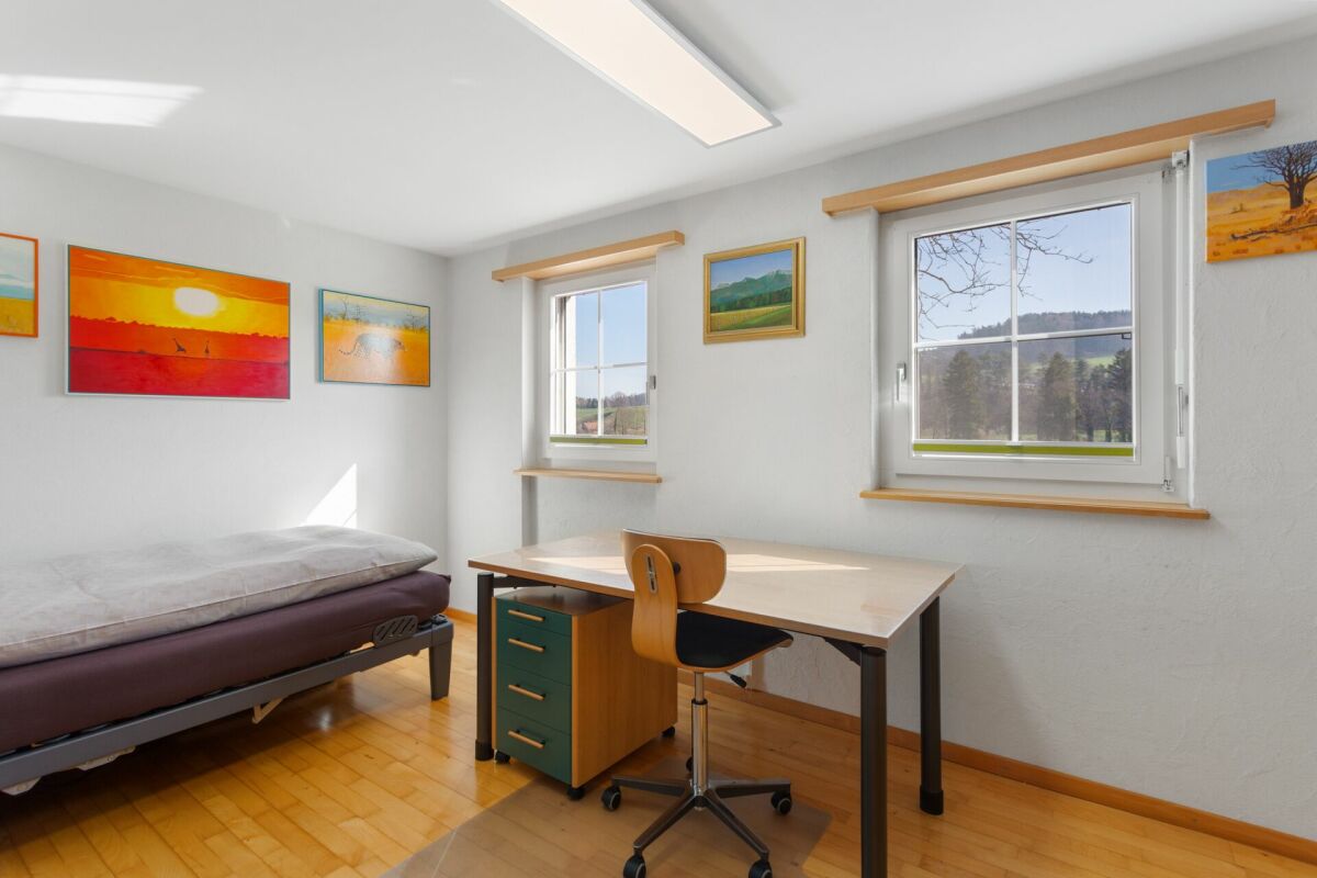 Helles Schlafzimmer mit Schreibtisch