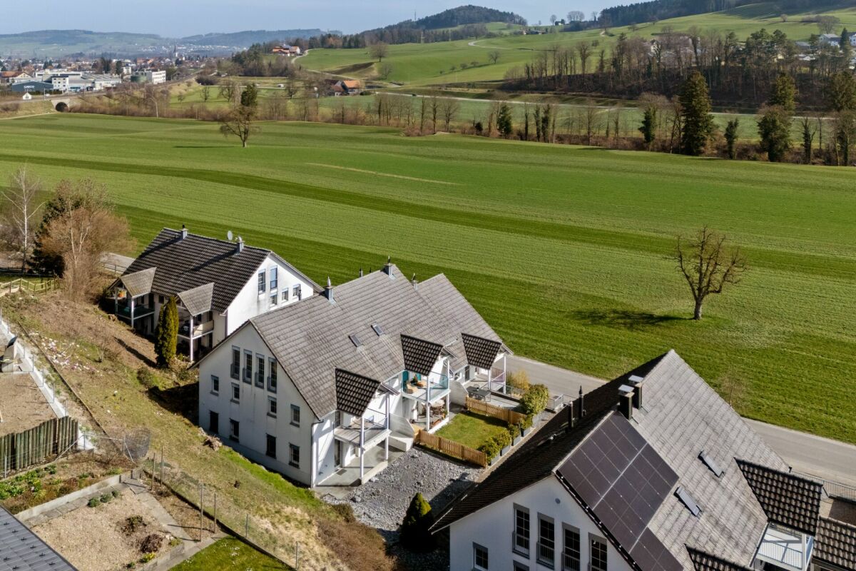 Luftaufnahme eines Hauses auf dem Land