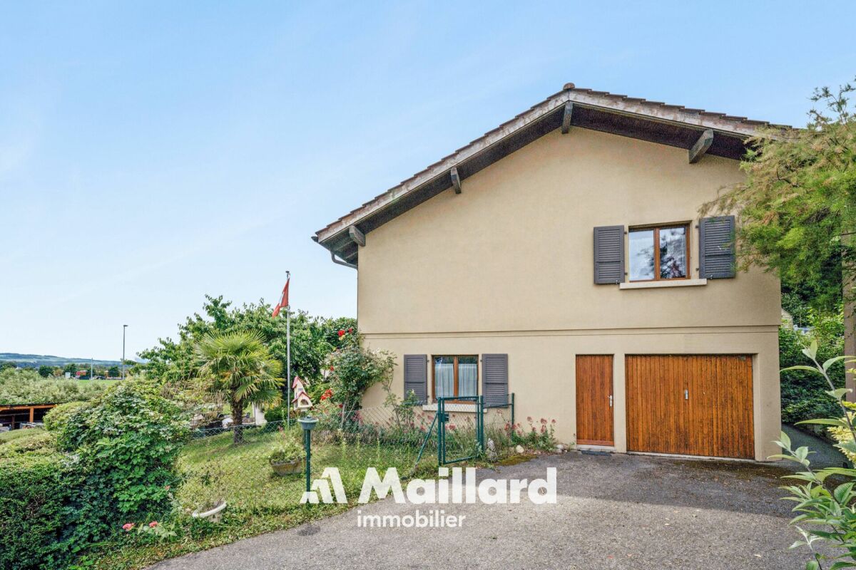 Außenansicht eines Hauses mit Garage und Garten
