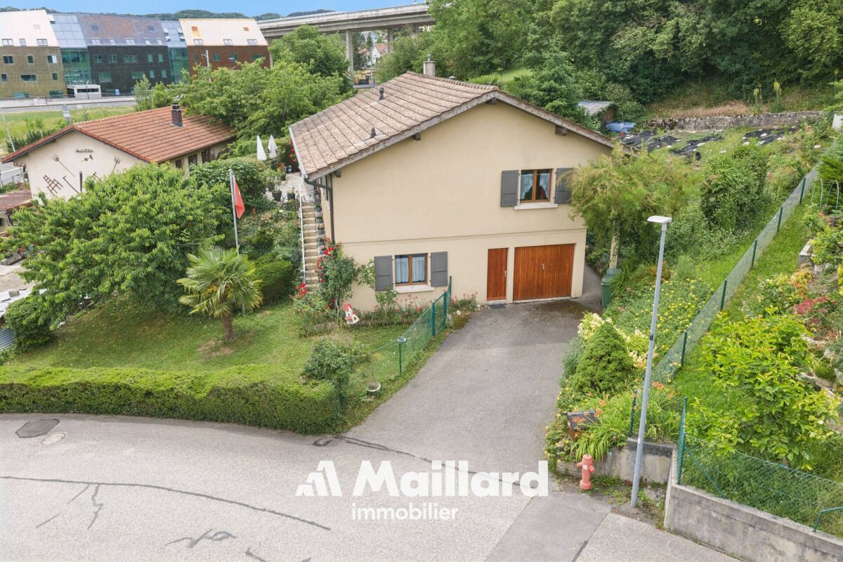 Wohnhaus mit Garten und Garage
