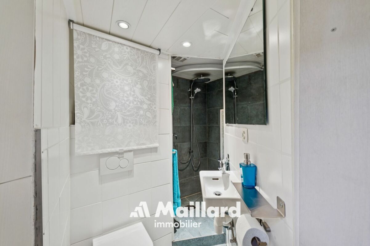 Badezimmer mit Dusche und Waschtisch