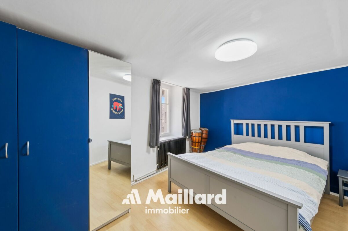 Schlafzimmer mit kräftig blauen Wänden