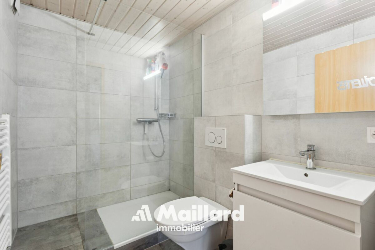 Modernes Badezimmer mit Dusche und Waschtisch