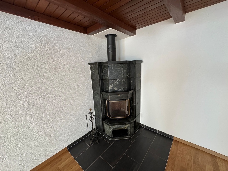 Kaminofen in einer Ecke