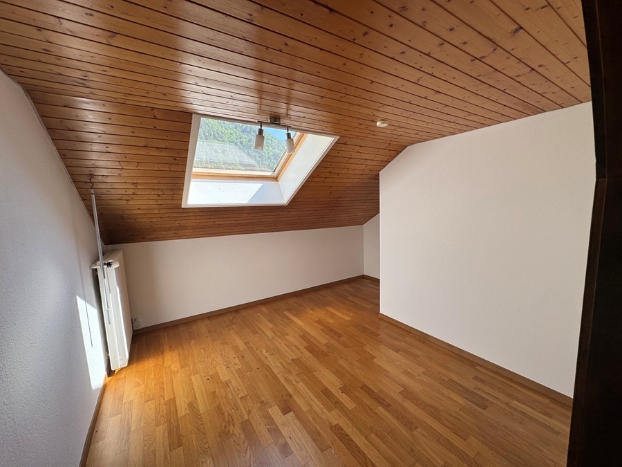Dachgeschosszimmer mit Dachfenster