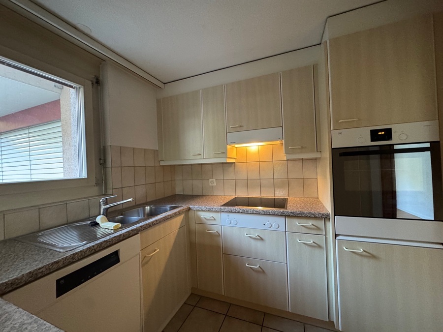 Kompakte Einbauküche mit Fenster