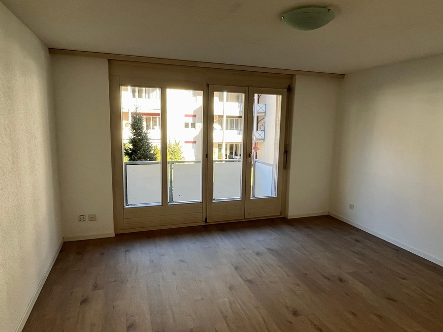 Leerer Wohnraum mit Balkontür