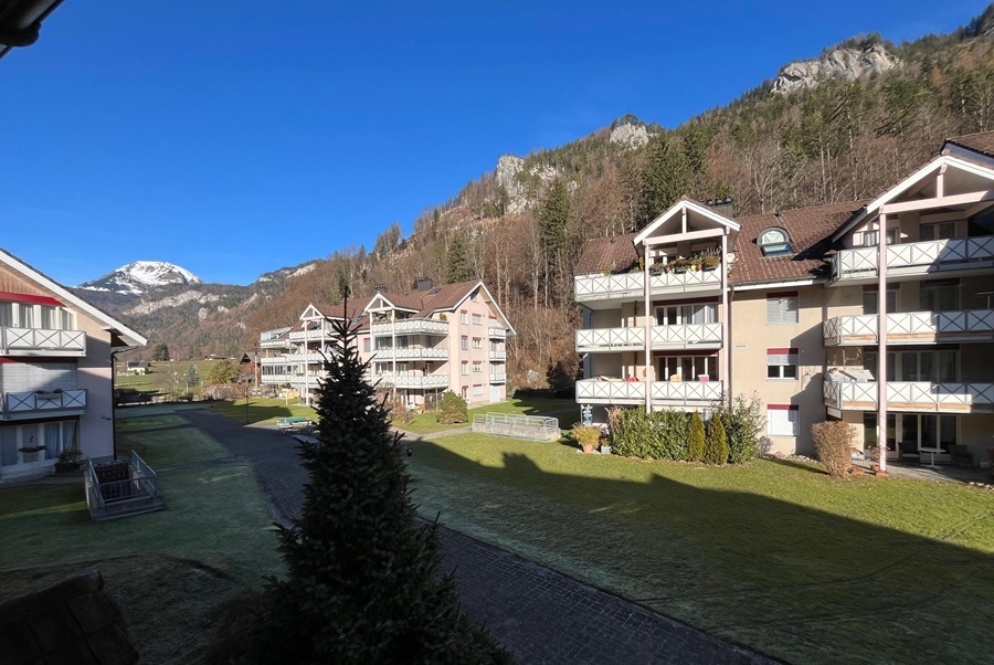 Alpenwohnanlage mit Balkonen und Bergblick