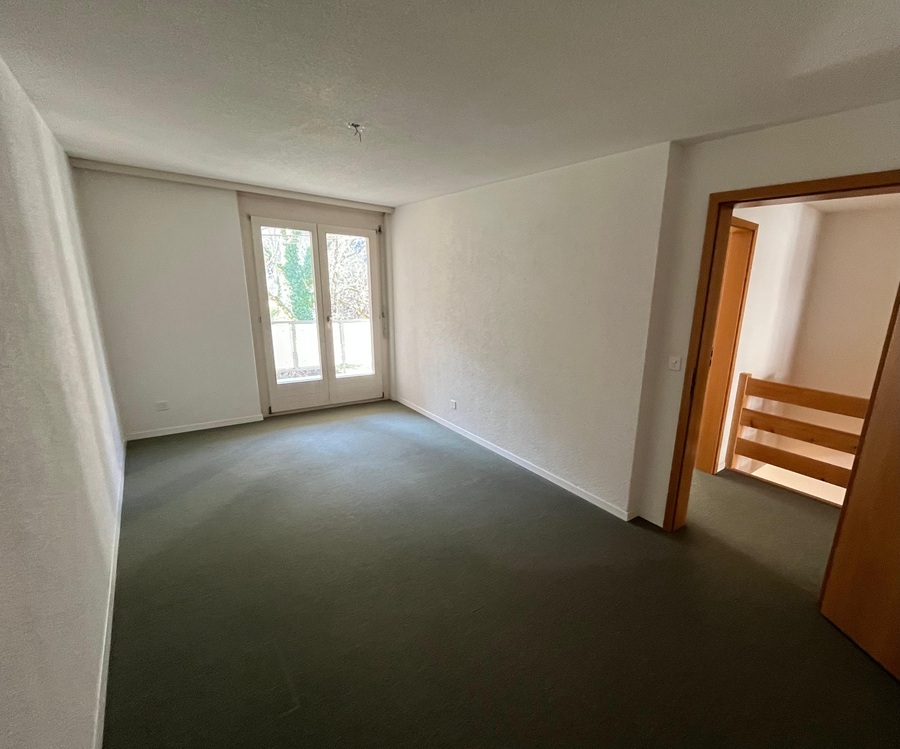 Leeres Zimmer mit Fenster zum Balkon