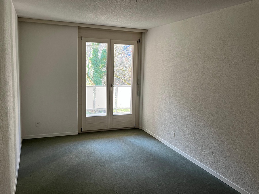 Leerer Wohnraum mit Balkonfenster