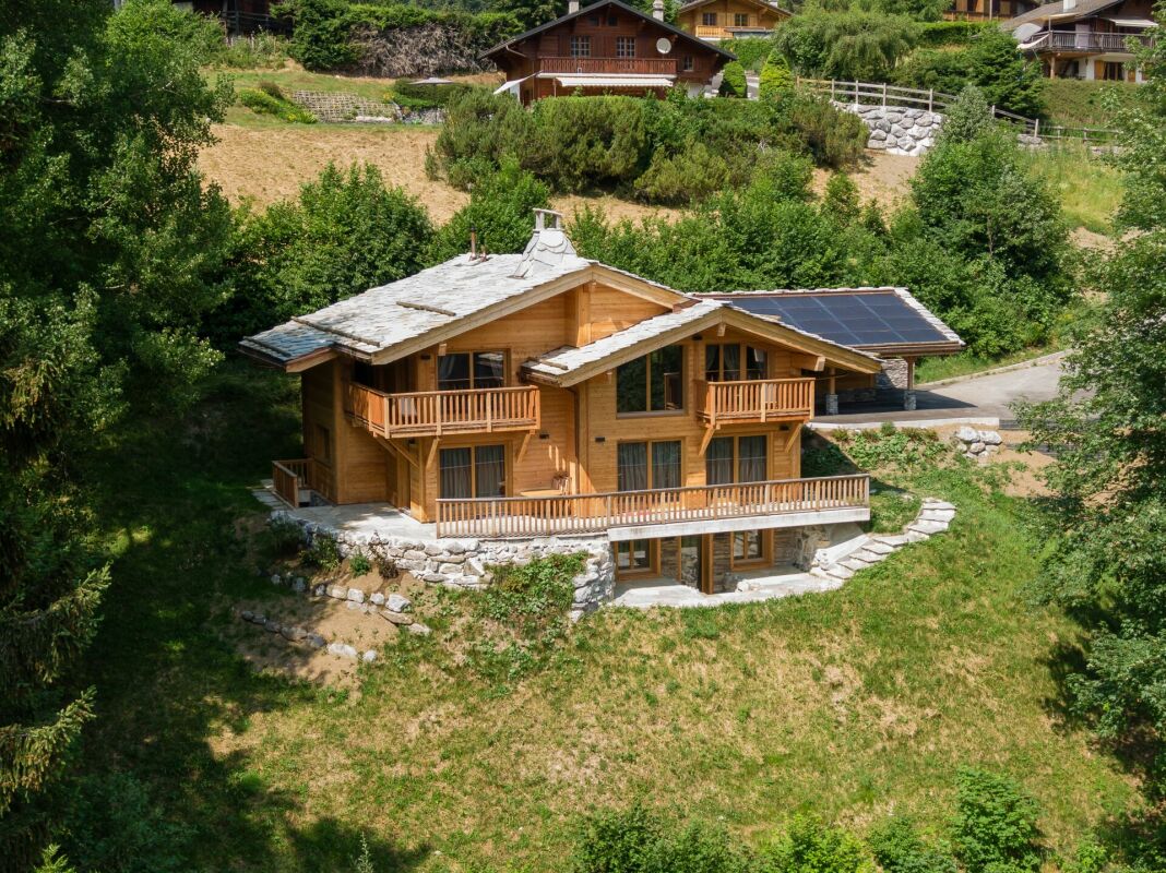 Holzchalet in grüner Hanglage