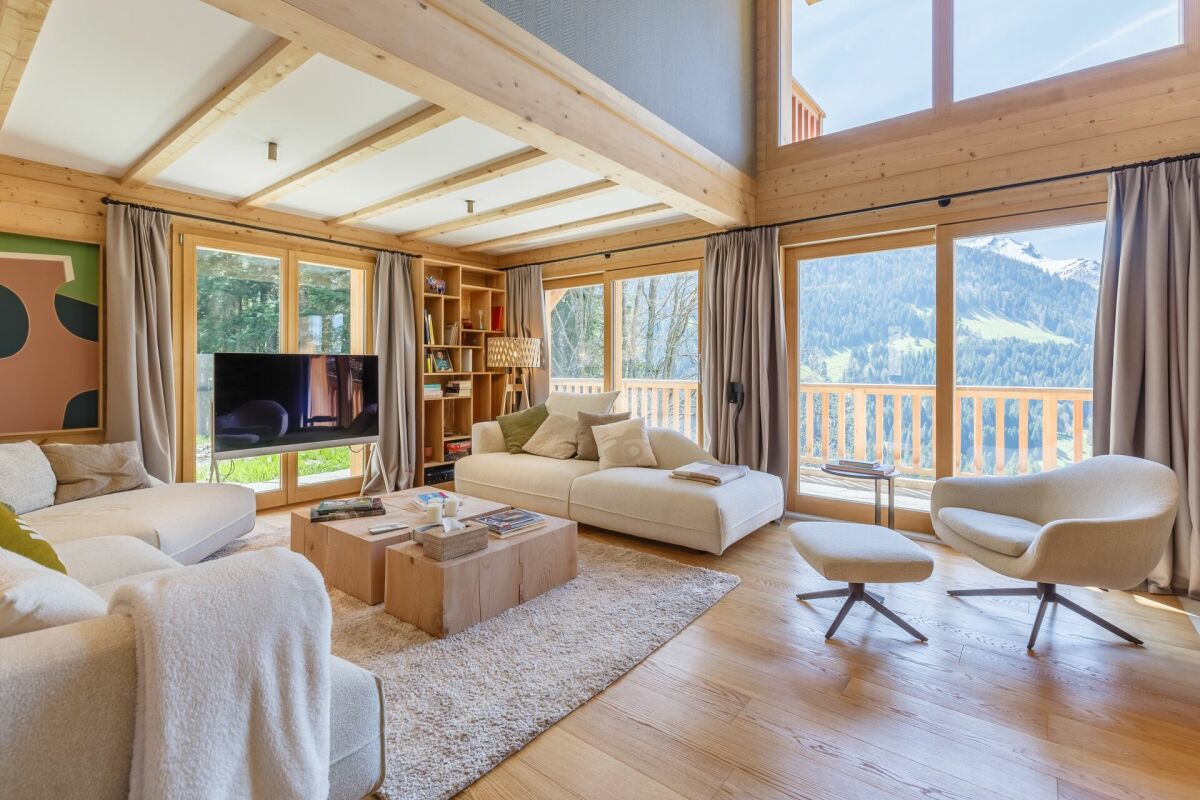 Helles alpines Wohnzimmer mit Bergblick