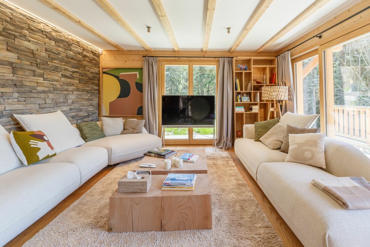 Gemütliches Wohnzimmer mit viel Holz und Naturstein