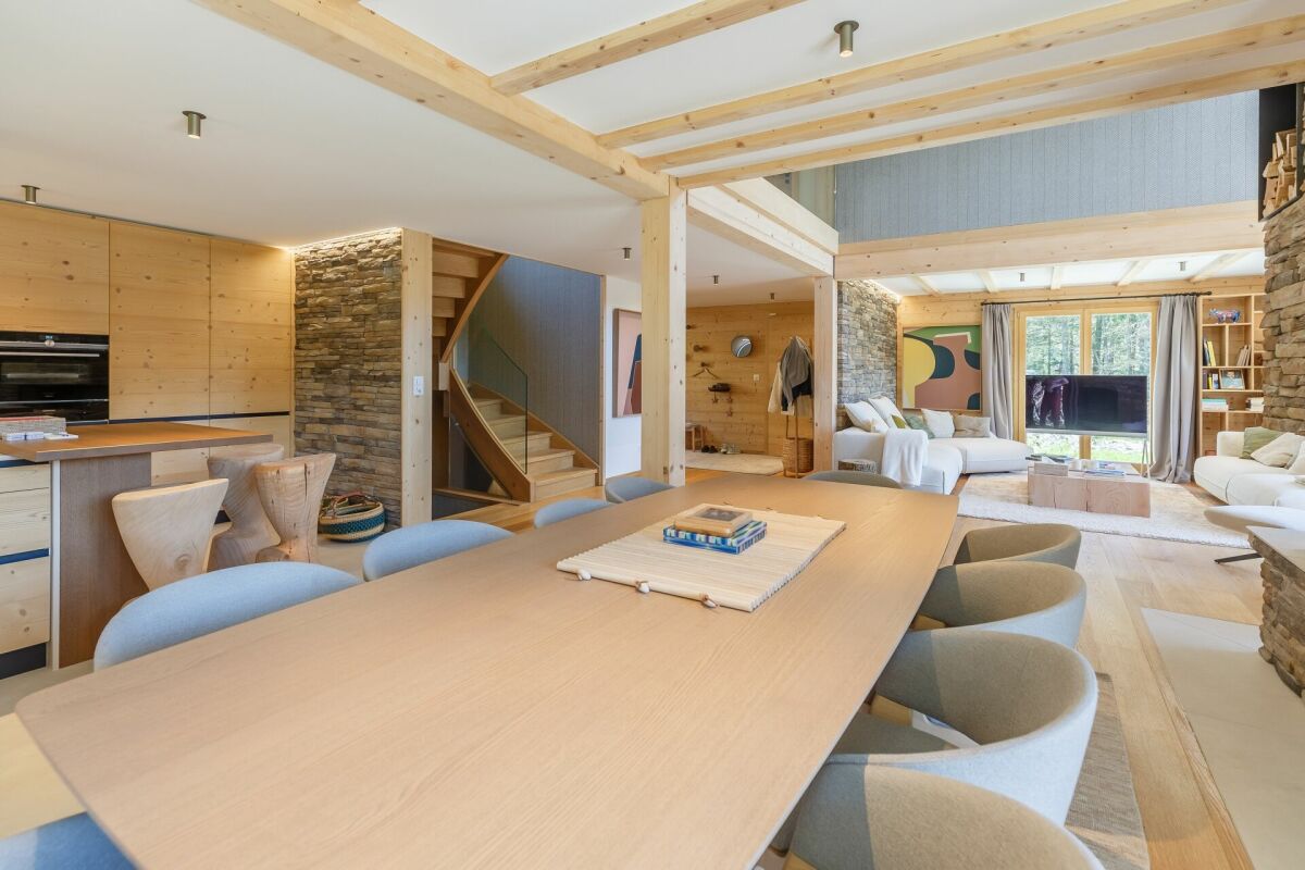 Offener Wohn- und Essbereich mit Holz- und Natursteinakzenten