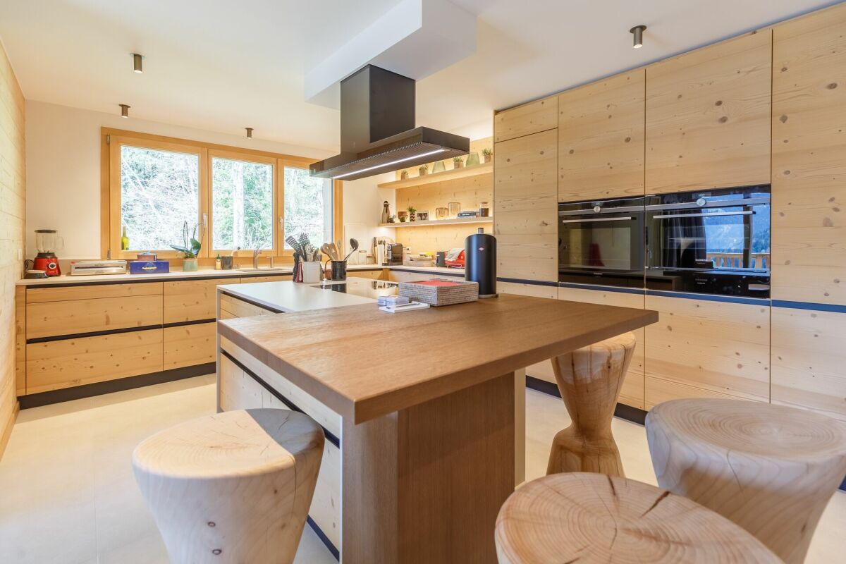 Moderne Wohnküche mit Holzfronten