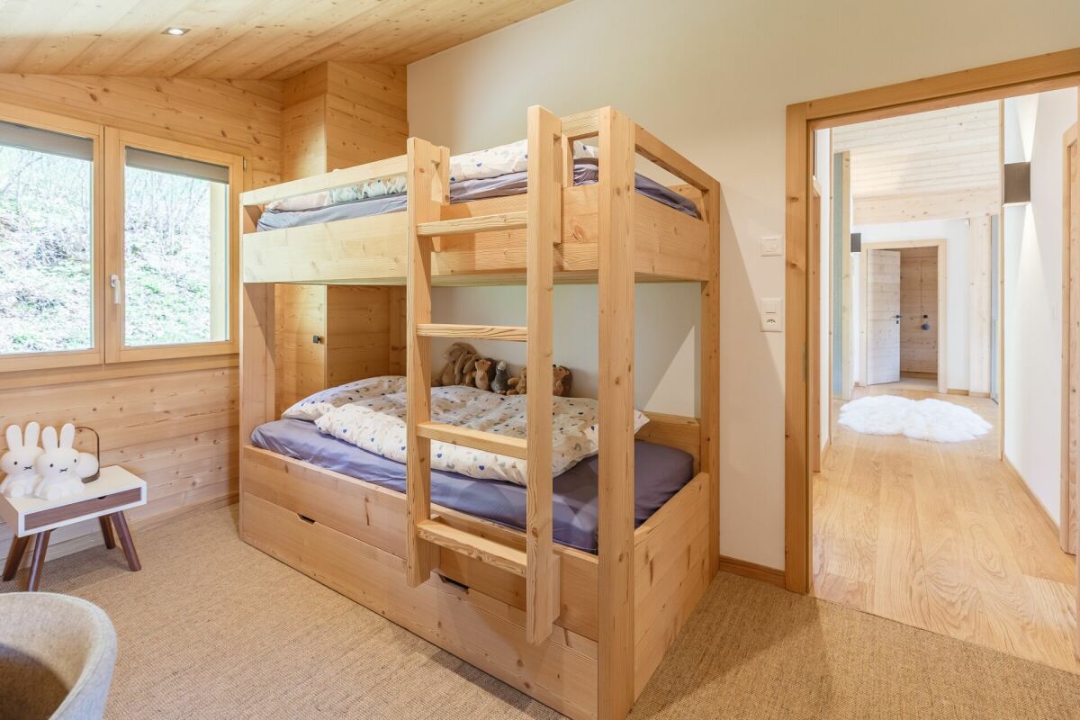 Kinderzimmer mit Etagenbett in Holzoptik