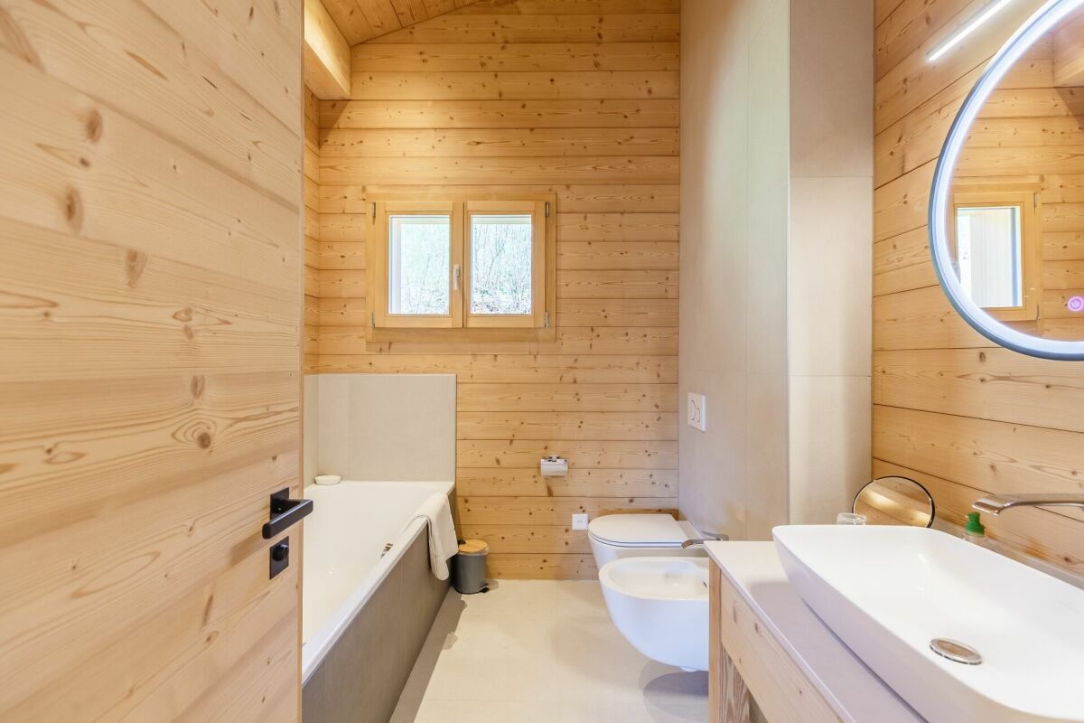 Helles Badezimmer in Holzoptik