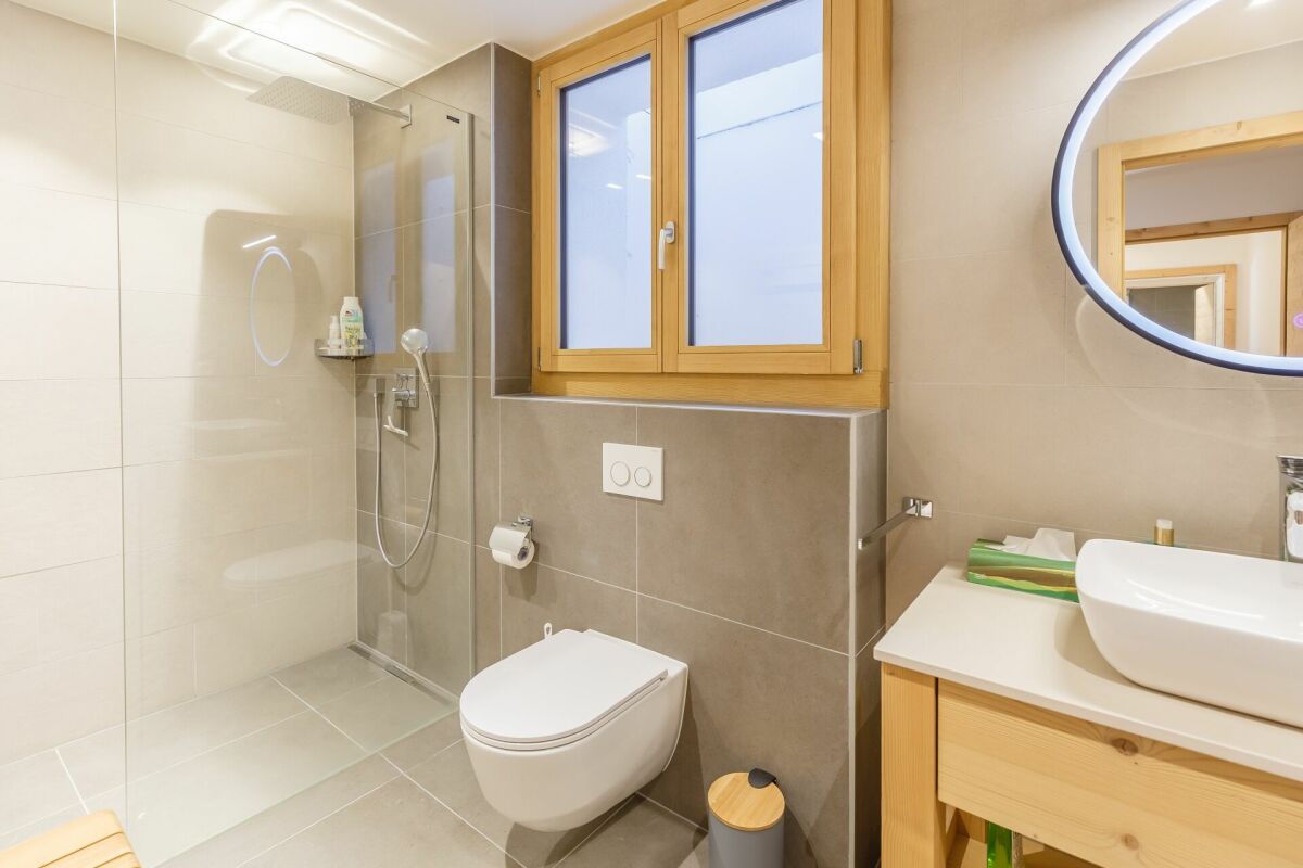 Modernes Badezimmer mit Walk-in-Dusche und Fenster