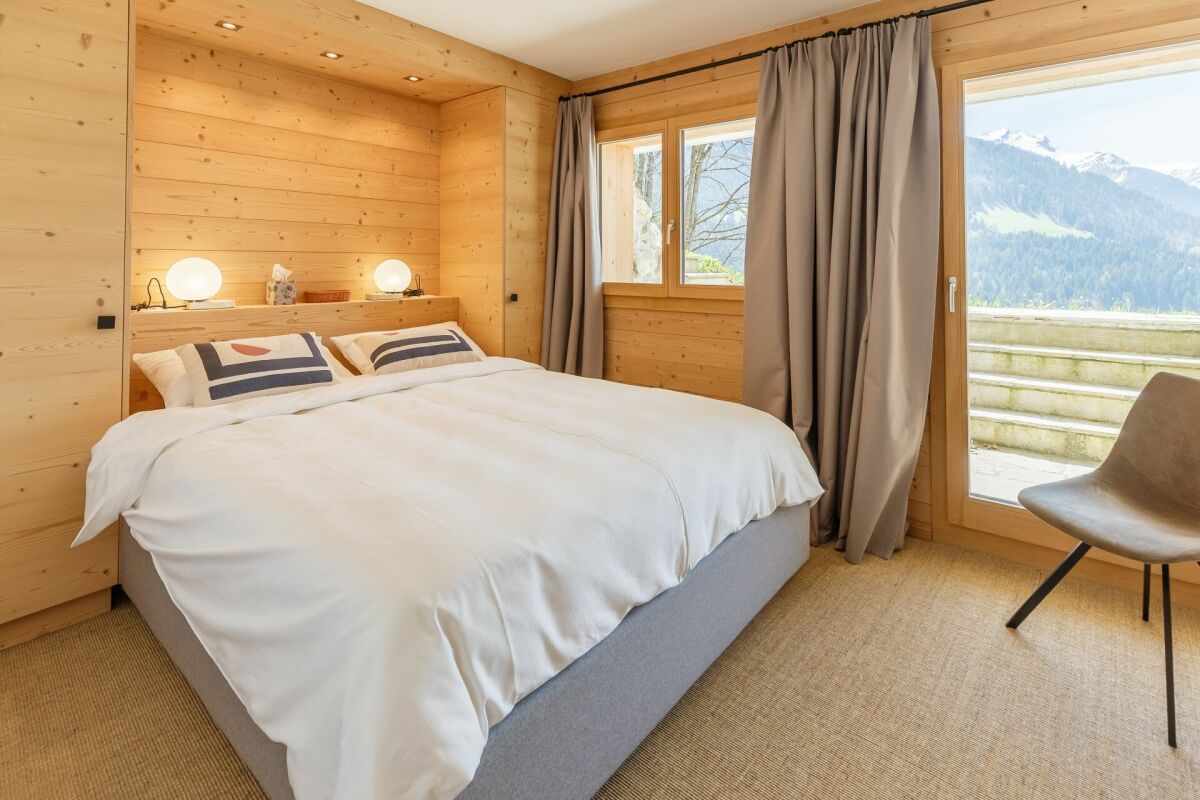 Gemütliches Schlafzimmer mit Bergblick